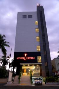 马杜赖Astoria Hotels Madurai的前面有停车场的酒店