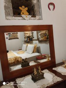 番红花城Nimet Hanım Konağı的一间卧室配有一张床和镜子