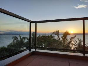 弗洛里亚诺波利斯Refúgio do Cacupé的日落时从阳台上欣赏到海景