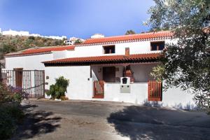 圣巴托洛梅Casa Rural en Hoya de Tunte 1的白色房子,有红色屋顶
