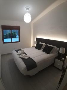阿格特CASA VISTAS TAMADABA的卧室配有一张带镜子的白色大床