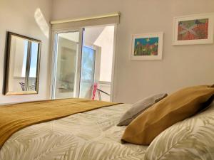 圣克鲁斯-德特内里费Pequeño paraíso frente al mar Playa Chica的一间卧室设有一张大床和窗户