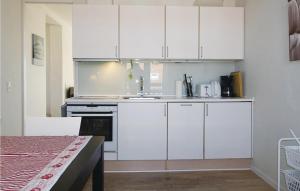 古兹耶姆Casa Blanca的厨房配有白色橱柜和水槽