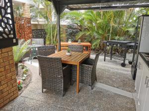 黄金海岸利马索尔汽车旅馆的一把伞下的木桌和椅子