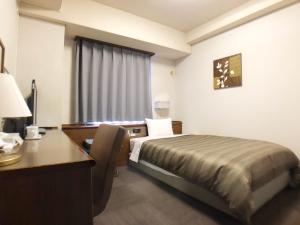 上田市HOTEL ROUTE-INN Ueda - Route 18 -的配有一张床和一张书桌的酒店客房