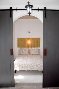 查德尔帕罗奥Villa Tranquilidad with amazing private terrace and heated pool的一间设有一张床铺的卧室,位于一个设有开放式门的房间