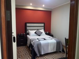 塔克纳Gavina Inn Hotel的一间卧室配有一张红色墙壁的床
