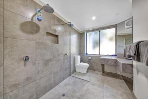 本迪戈黛博拉中央汽车旅馆的带淋浴、卫生间和盥洗盆的浴室
