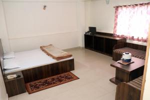 伯杰默里Jain Residency的客房设有两张双层床和一张书桌。