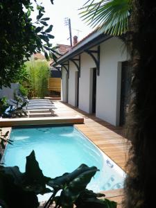 阿卡雄La Villa Sanson的一座房子后院的游泳池
