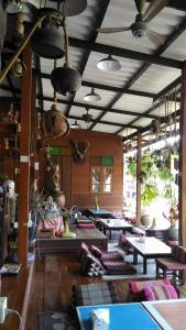 安帕瓦Baan Ing Suan的一间房间,配有桌椅