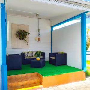 锡拉奥Le Cascavelle的客厅配有蓝色的家具,铺有绿色地板。