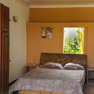 锡拉奥Le Cascavelle的一间卧室设有一张大床和一个窗户。