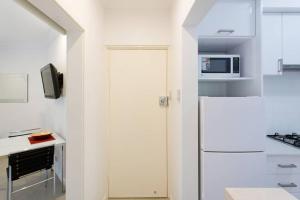 M5 West Perth Studio Apartment near Kings Park的厨房或小厨房