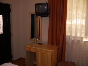 希普科沃Family Hotel Ilinden的梳妆台上配有电视的房间