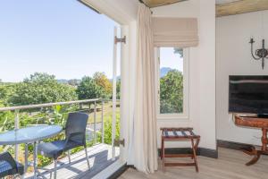 斯泰伦博斯4 Piet Retief的客房设有带桌椅的阳台。