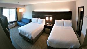 胡德河智选假日套房酒店客房内的一张或多张床位