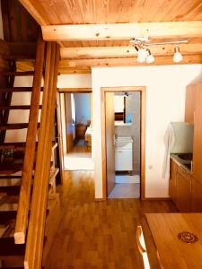 索尔察瓦Apartment Tisa的房屋内的厨房设有木制天花板和楼梯