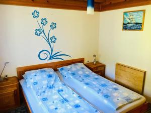 索尔察瓦Apartment Tisa的卧室配有一张带瓶装水的壁床。