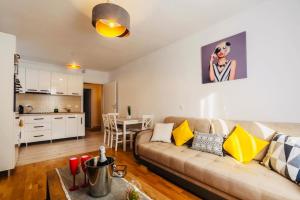 锡吉什瓦拉Relax Apartment 1的带沙发的客厅和厨房