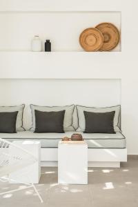 基斯诺斯Eneos Kythnos Beach Villas-Executive and Premium Villas的白色的客厅配有沙发和桌子