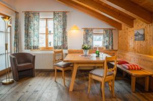 莱赫阿尔贝格朱莉安娜旅馆的一间带木桌和椅子的用餐室