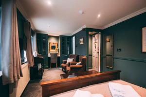 哈沃斯Weavers Guesthouse by Weavers of Haworth的一间卧室设有一张床和一间客厅。