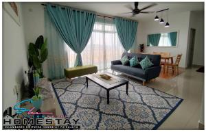 普特拉贾亚SulamKaseh Dwiputra Homestay Putrajaya With 4 Units AC, 3 Baths, WiFi & Pool View的客厅配有沙发和桌子