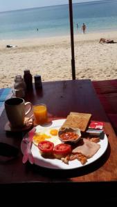 高兰chill chill long beach hostel的海滩餐桌上的一盘早餐食品
