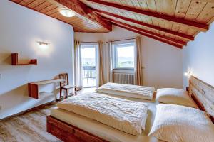 阿皮亚诺苏拉斯特拉达Strahlerhof的一间卧室设有两张床和大窗户