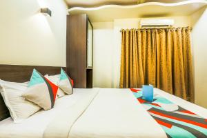 孟买FabExpress Adore Inn的一间卧室设有一张大床和一个窗户。
