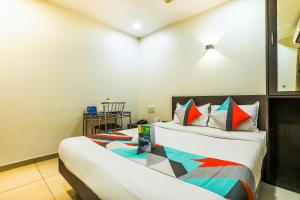 孟买FabExpress Adore Inn的一间卧室,配有两张床