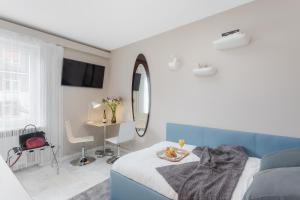 苏黎世VISIONAPARTMENTS Rotachstrasse - contactless check-in的白色和蓝色的卧室配有床和镜子