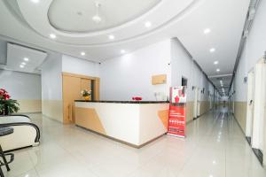 棉兰RedDoorz Plus near Thamrin Plaza Medan的医院的大厅,有接待台