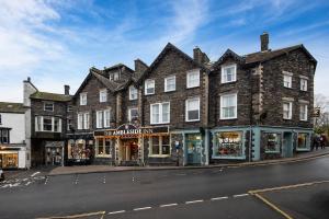 安布尔塞德The Ambleside Inn - The Inn Collection Group的街道边的大砖砌建筑