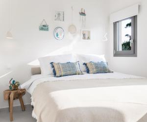 尼尔斯吉尼Mariya Art Living的白色卧室配有一张带枕头的大白色床