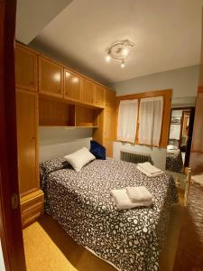 福米加尔Anayet Sweet Home的一间卧室配有一张床,上面有两条毛巾
