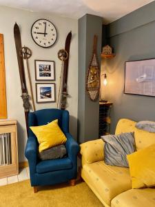 福米加尔Anayet Sweet Home的客厅配有沙发和墙上的时钟