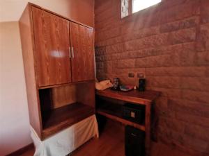 拉利贝拉Ben Abeba Lodge & Tukul的一间小房间,房间内设有木制橱柜