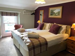 多克雷皇家酒店的一间卧室设有一张大床和一个窗户。