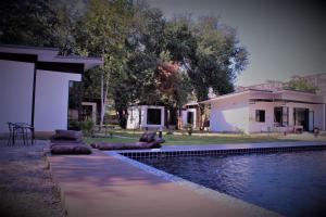 拜县Serene Resort的房子前面的房子和游泳池