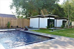 拜县Serene Resort的一座房子旁的院子内的游泳池