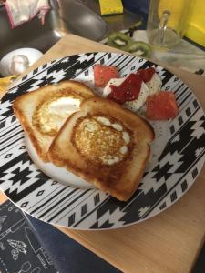 尼亚加拉瀑布布鲁盖布尔斯住宿加早餐酒店的一张盘子,桌子上放着两片烤面包
