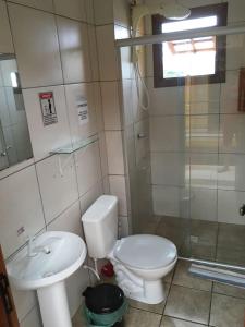 阿雷格里港Pousada Agronomia的浴室配有卫生间、盥洗盆和淋浴。