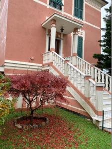 萨沃纳Resort Villa Rosa Maria的粉红色的房子,前面有楼梯