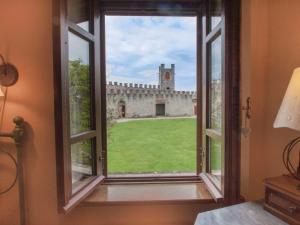DioloApartment di Magnano by Interhome的享有城堡景致的开放式窗户