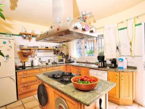 莫莱拉Holiday Home Mirada al Sol by Interhome的厨房在柜台上放一碗水果
