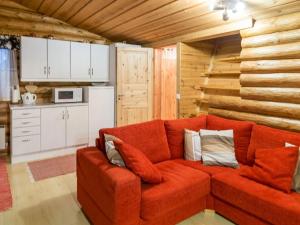 锡尔卡Holiday Home Honkakeko by Interhome的客厅设有红色沙发,位于厨房内