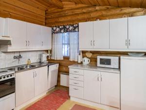 锡尔卡Holiday Home Honkakeko by Interhome的厨房配有白色橱柜和微波炉