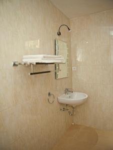 勒吉安特洛波区普瑞拉玛库塔度假酒店的一间带水槽和镜子的浴室